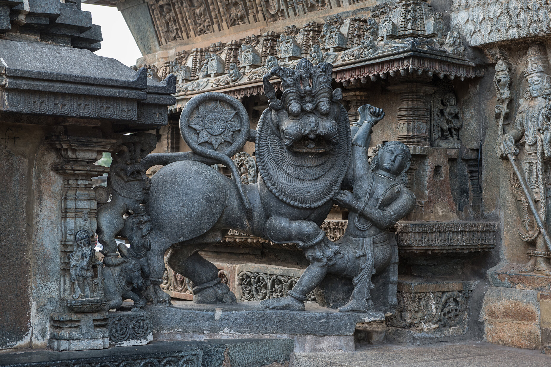 Belur Indrukwekkend standbeeld bij de ingang van de hoodftempel in Belur in Karnataka. Stefan Cruysberghs